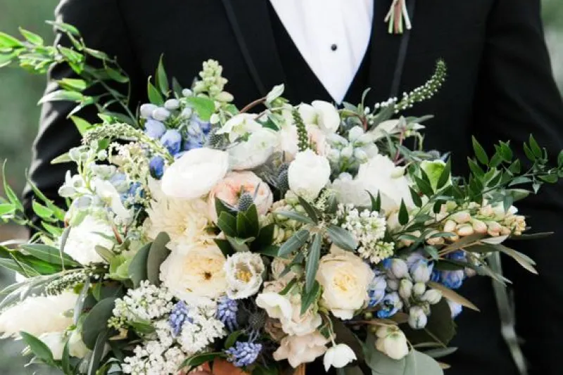 Ramo de novia redondo en heléboro, muscari y ranúnculos