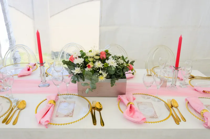 Centro de Mesa en Acero con Flores de Temporada