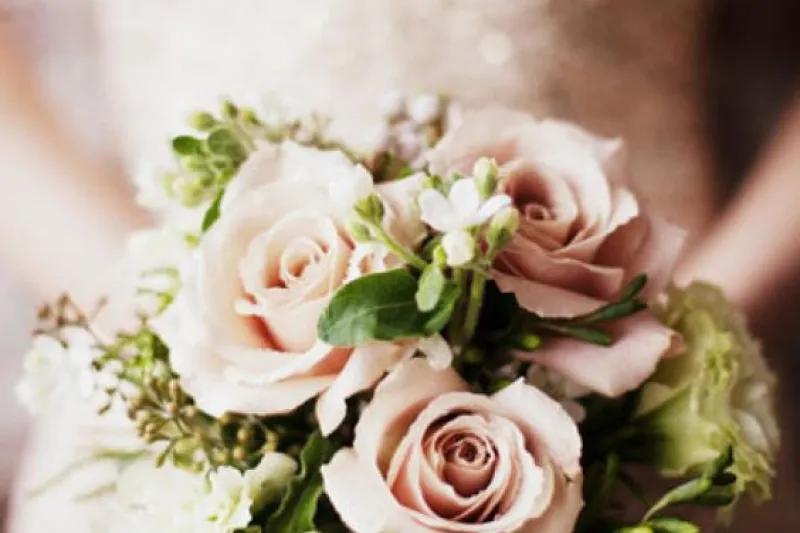 Ramo de novia semi clásico en rosas amnesia licantus