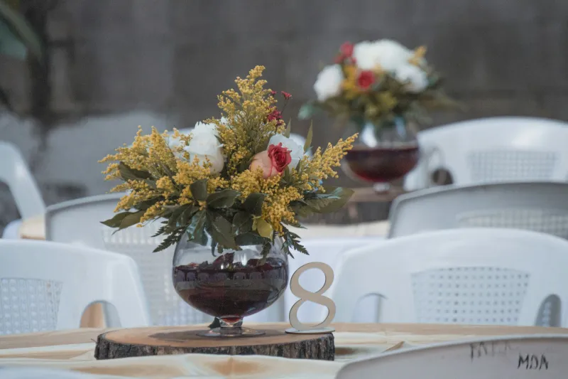 Centro de Mesa en Copa Enana con Rosas